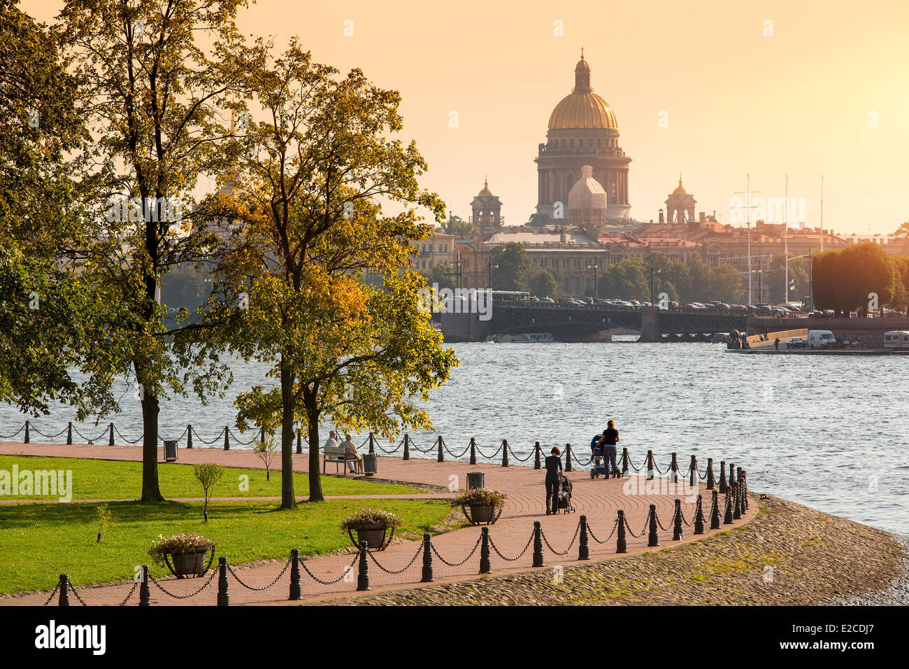 La Russia, San Pietroburgo, elencato come patrimonio mondiale dall UNESCO, vista di San Isacco cattedrale e il fiume Neva Foto Stock