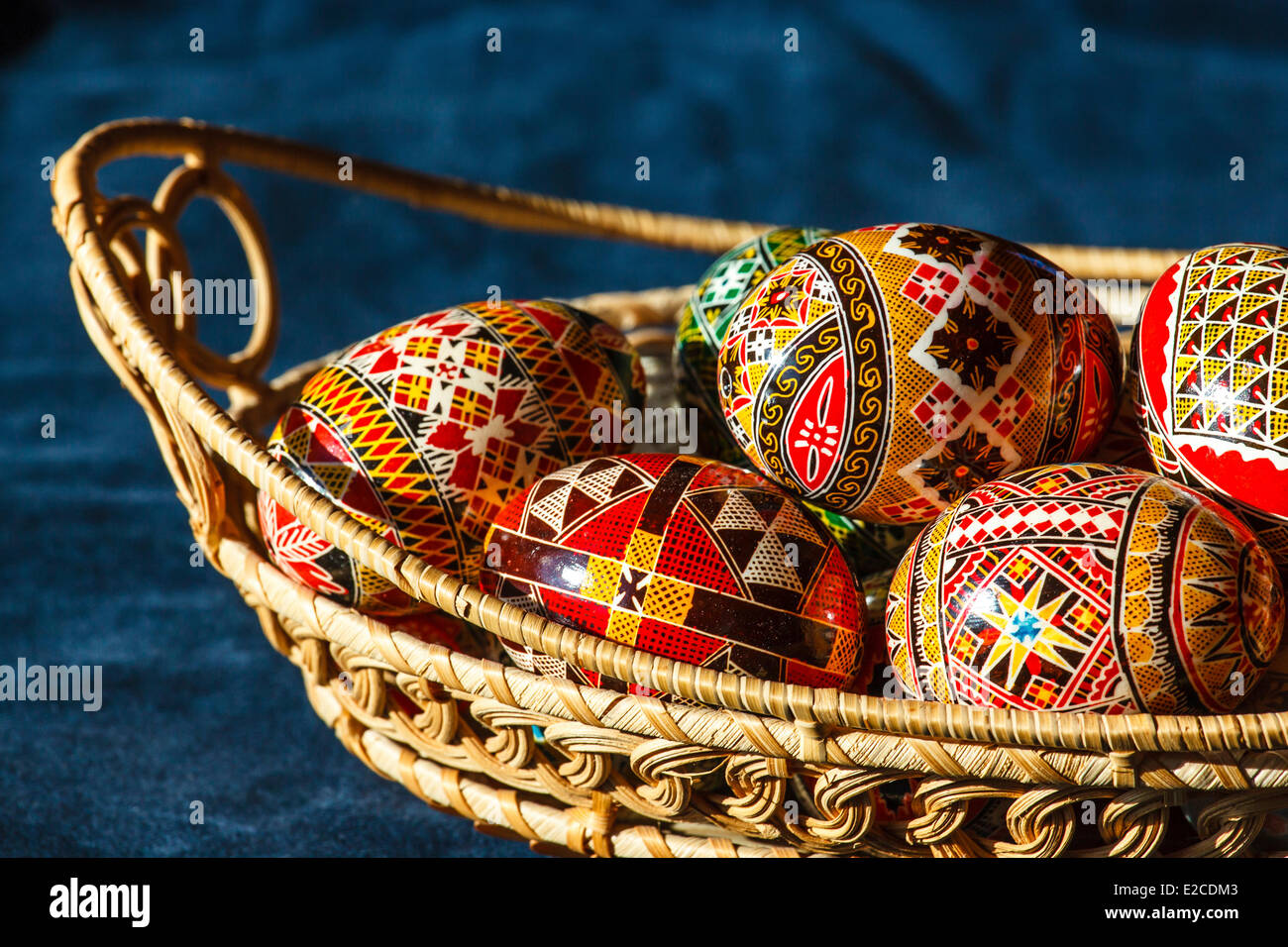 La Romania, Bukovina Regione, Moldovita, dipinto di uova di Pasqua in un cesto di vimini Foto Stock