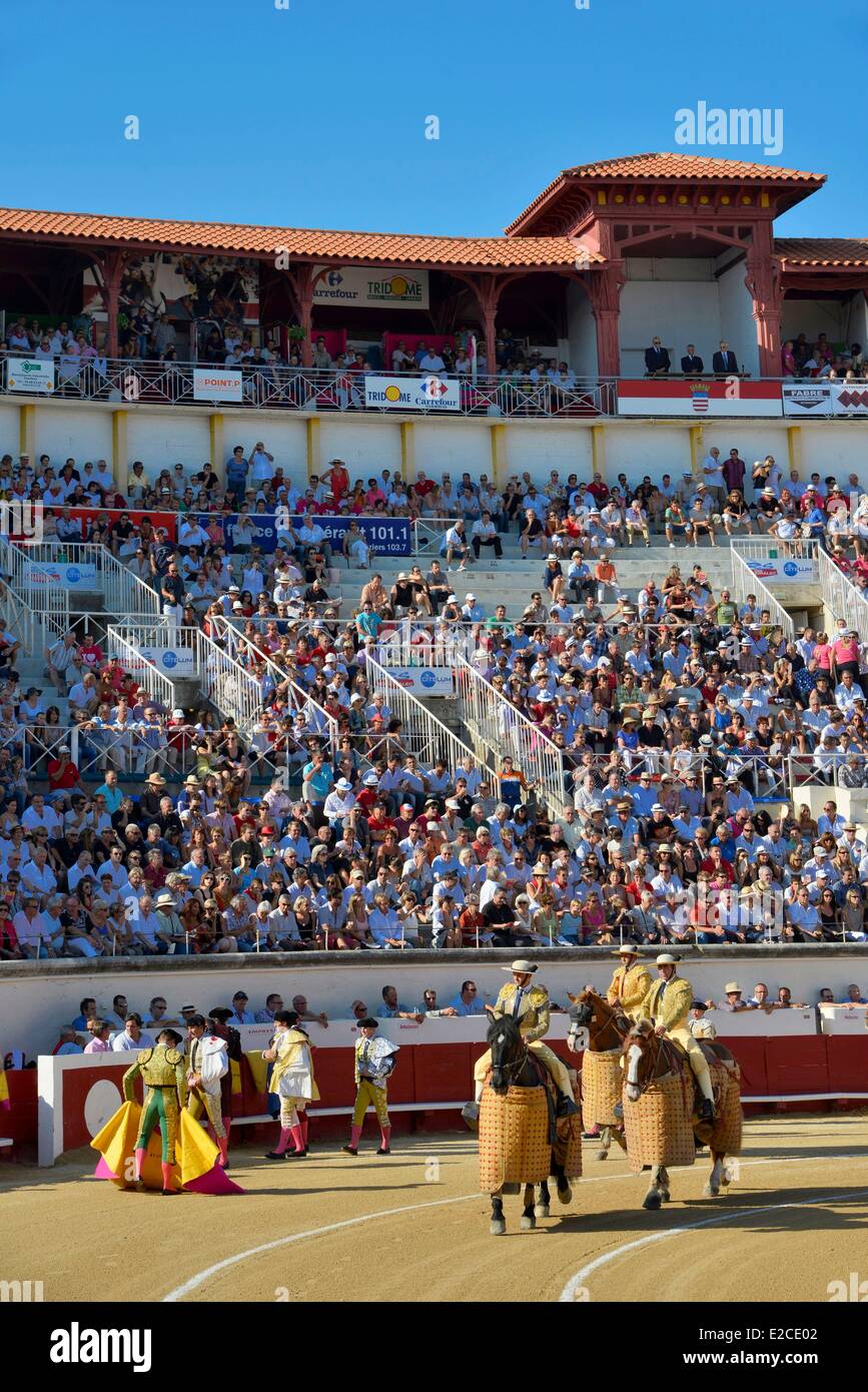 Francia, Herault, Beziers, feria annuale della città, vullfight nelle arene, durante le corride, sfilata di picadors Foto Stock