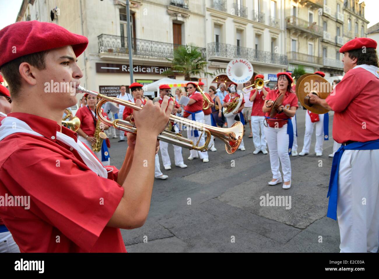 Francia, Herault, Beziers, feria annuale per le strade della città, orchestra di musica di Lous Camelous, giocatore di tromba Foto Stock