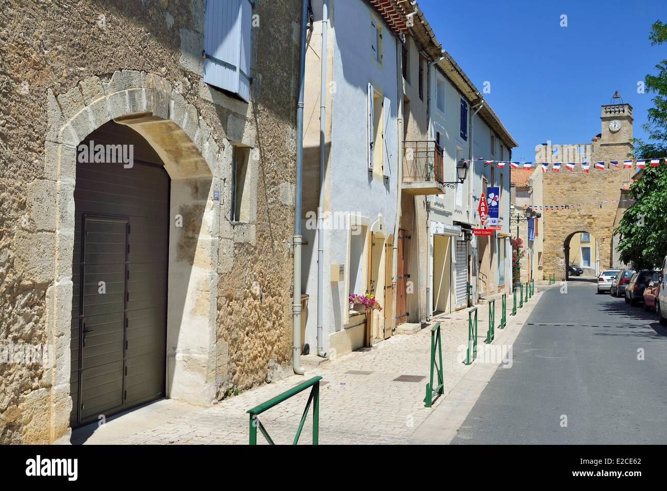 Francia, Herault, Sauvian, villaggio costruito sulla Via Domitia con vestigia di Gallo passato romano, strada principale Foto Stock