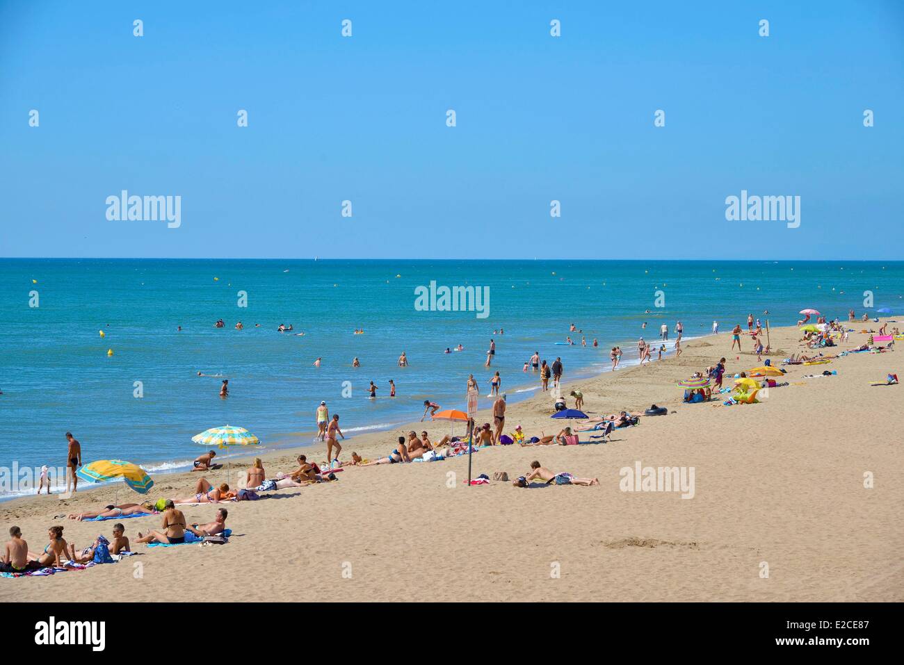 Francia, Herault, Serignan, vacanzieri su di una spiaggia di sabbia in bordo del mare Mediterraneo Foto Stock