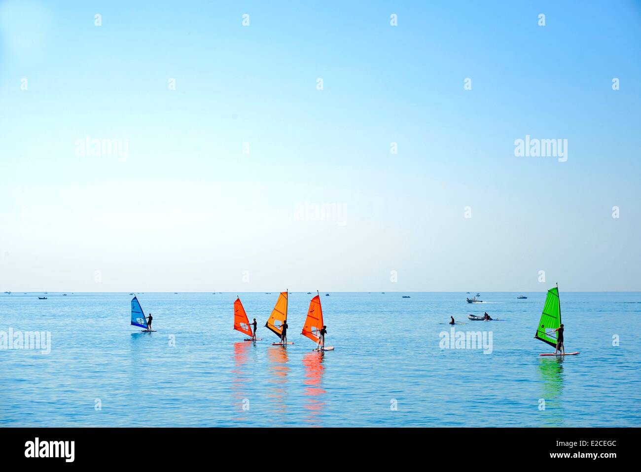 Francia, Herault, Valras Plage, tavole da windsurf su un mare vetroso con l'orizzonte di sfondo Foto Stock