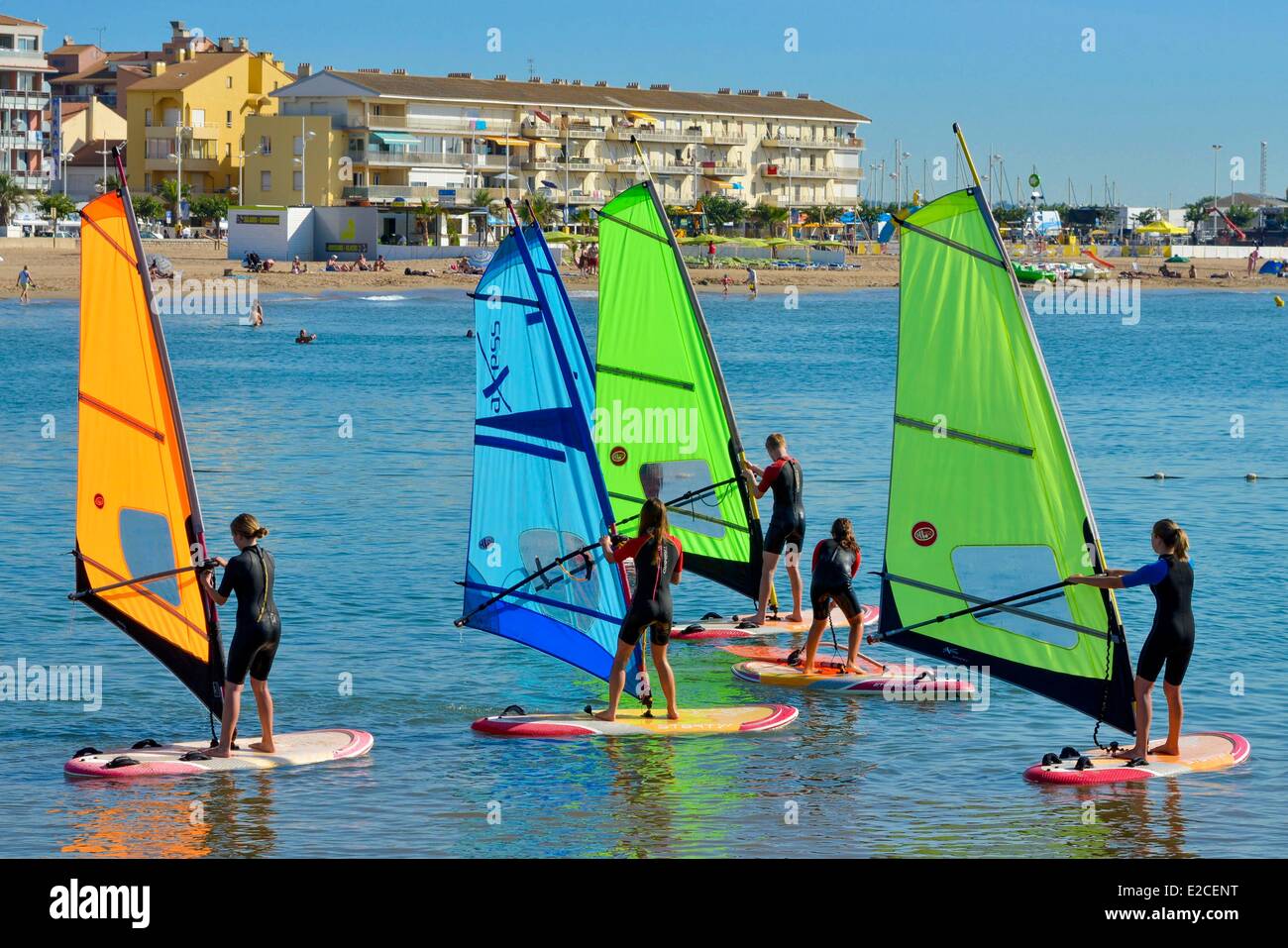 Francia, Herault, Valras Plage, apprendistato della tavola da windsurf e la costa di sfondo Foto Stock