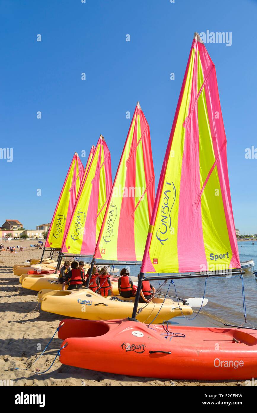 Francia, Herault, Valras Plage, catamarani colorato sulla sabbia di una zona di prua il loro lancio Foto Stock