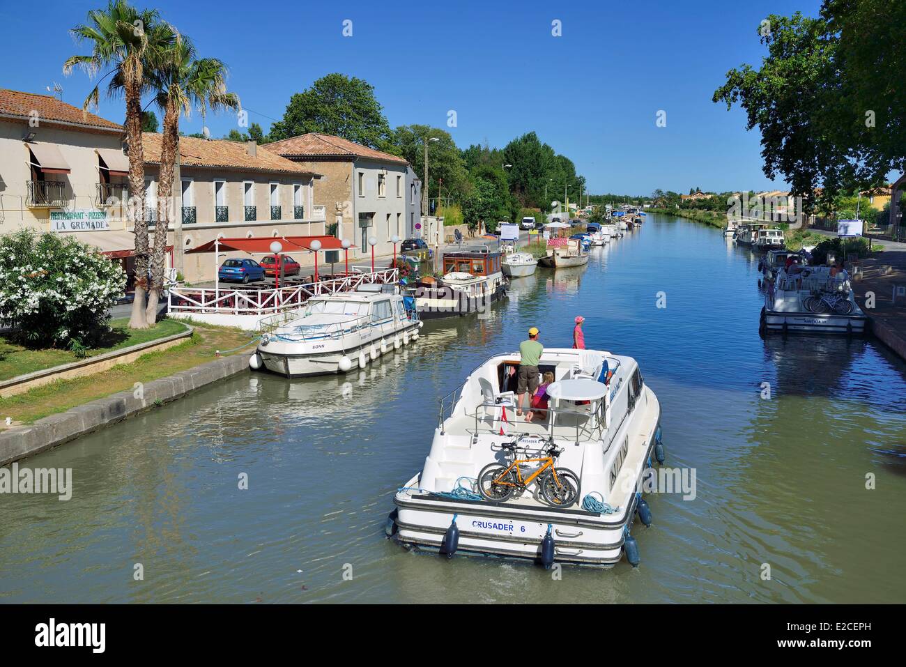 Francia, Herault, Villeneuve les Beziers, Canal du Midi, l'UNESCO, yacht nel passaggio della nautica da luogo di sosta dopo il blocco di Ariege Foto Stock