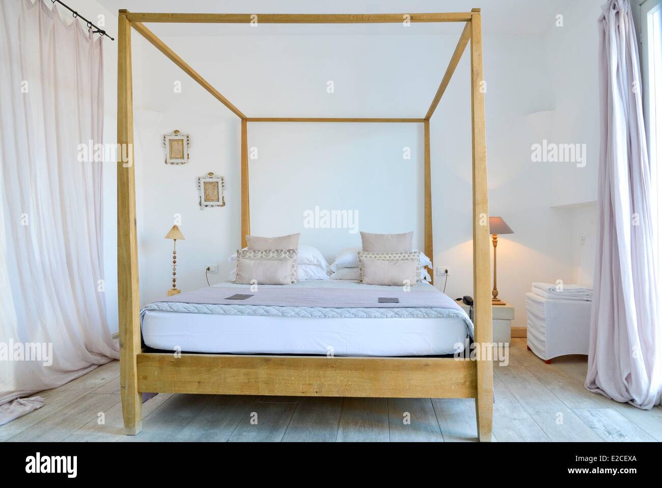 L'Italia, sicilia, isole Egadi, isola di Favignana, Casa Favonio in legno,  letto a baldacchino in una camera bianca Foto stock - Alamy