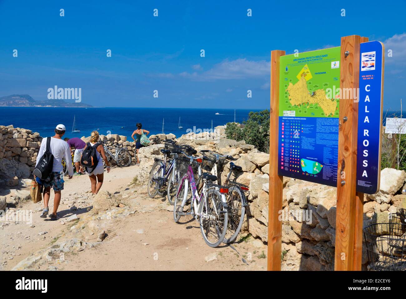 L'Italia, sicilia, isole Egadi, isola di Favignana, Cala Rossa, escursionisti su un viale con muro di pietra con una vista panoramica su Foto Stock