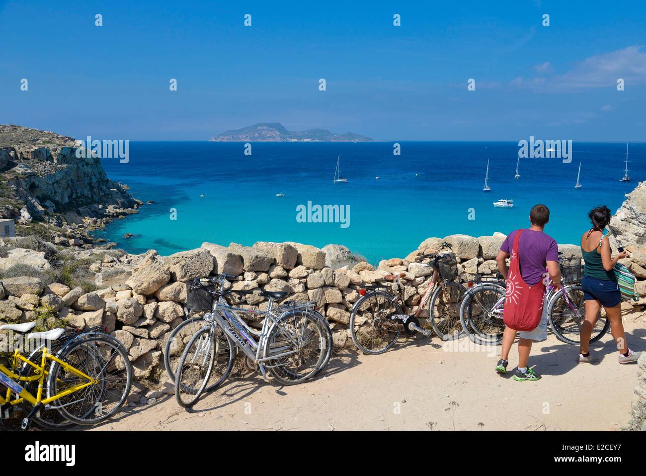 L'Italia, sicilia, isole Egadi, isola di Favignana, Cala Rossa, escursionisti su un viale con muro di pietra con una vista panoramica su Foto Stock