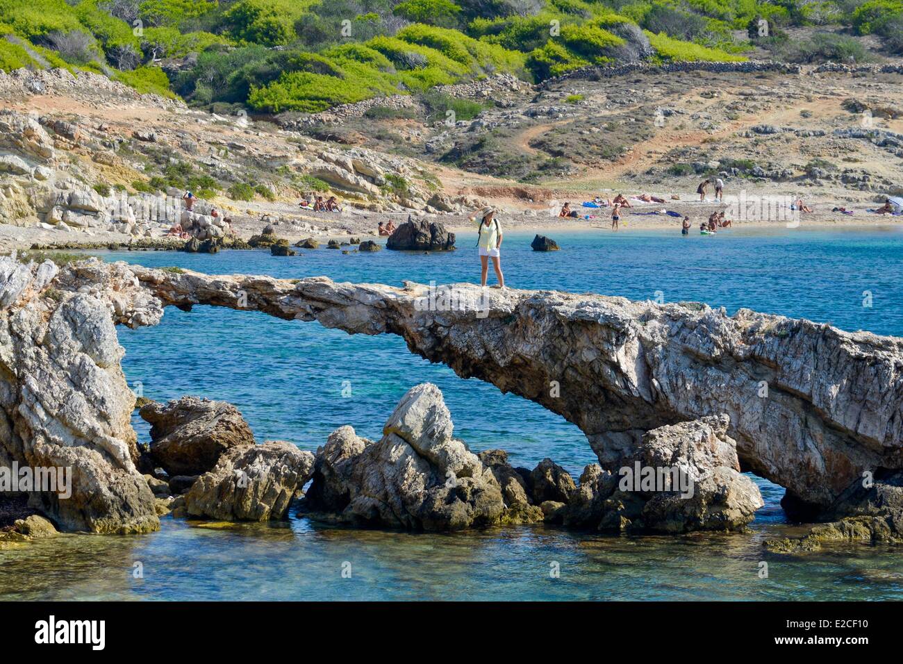 L'Italia, sicilia, isole Egadi, isola di Favignana, Cala Rotonda, giovane  donna camminando sul ponte naturale scavato dal mare nelle rocce Foto stock  - Alamy