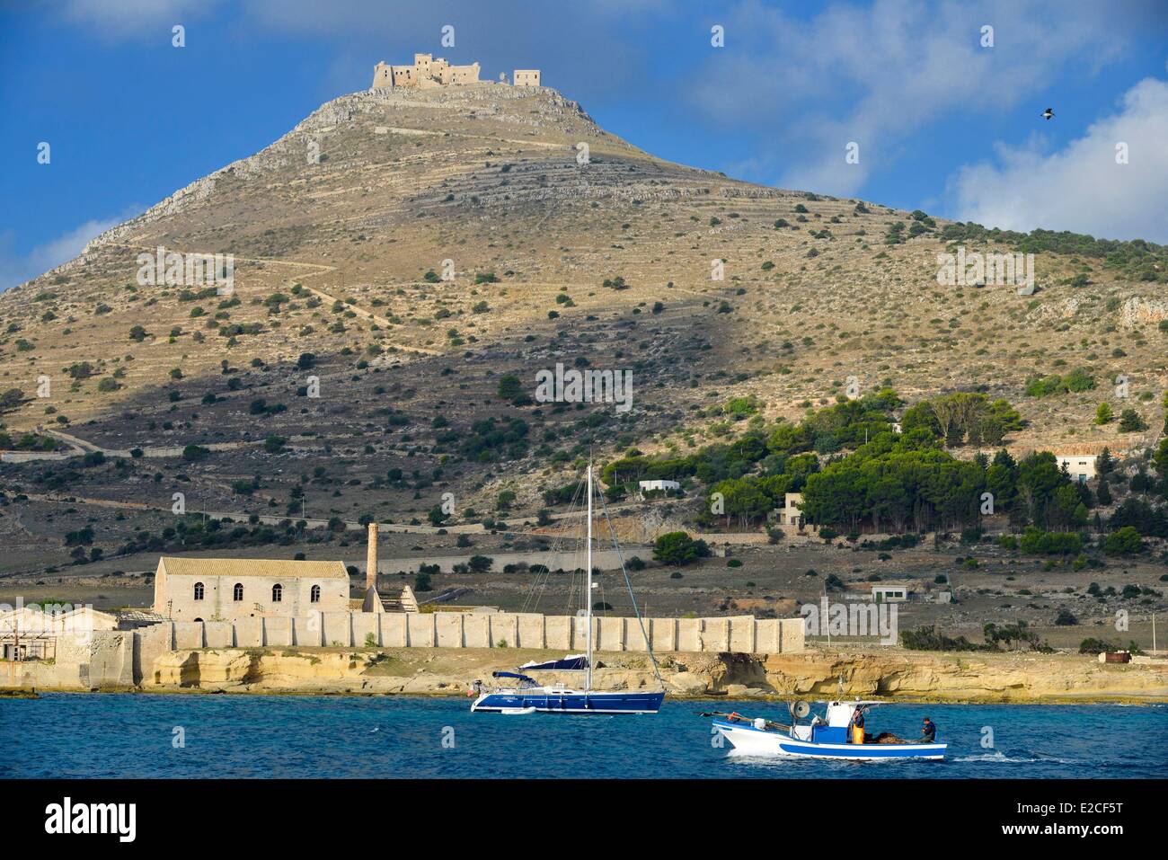 L'Italia, sicilia, isole Egadi, isola di Favignana, Fortezza di Santa Caterina del IX secolo con la fabbrica di tonno e uno Foto Stock