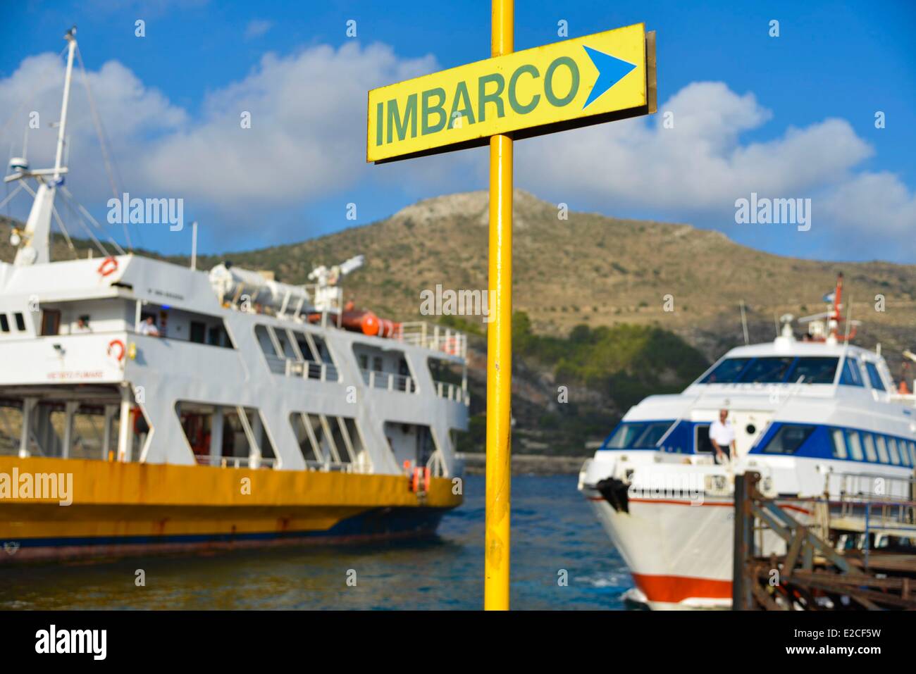 L'Italia, sicilia, isole Egadi, isola di Favignana, porto commerciale,  attracco delle barche a Trapani Foto stock - Alamy
