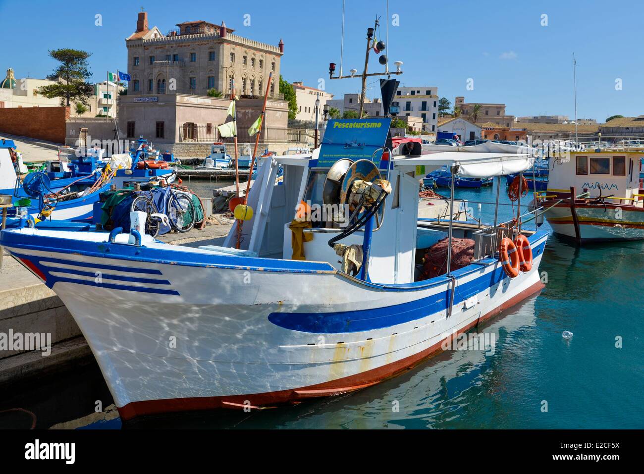L'Italia, sicilia, isole Egadi, isola di Favignana, Piazza Marina, porto di pescatori, pescatore" trawler di legno accanto al molo Foto Stock