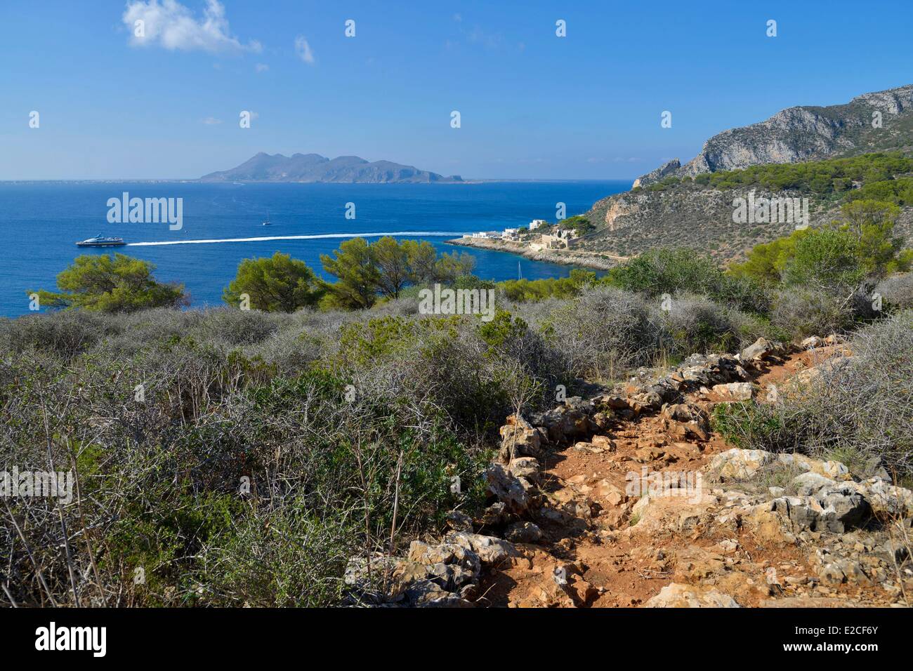 L'Italia, sicilia, isole Egadi, isola di Levanzo, sentiero di montagna con il mare e l'isola di Favignana in background Foto Stock