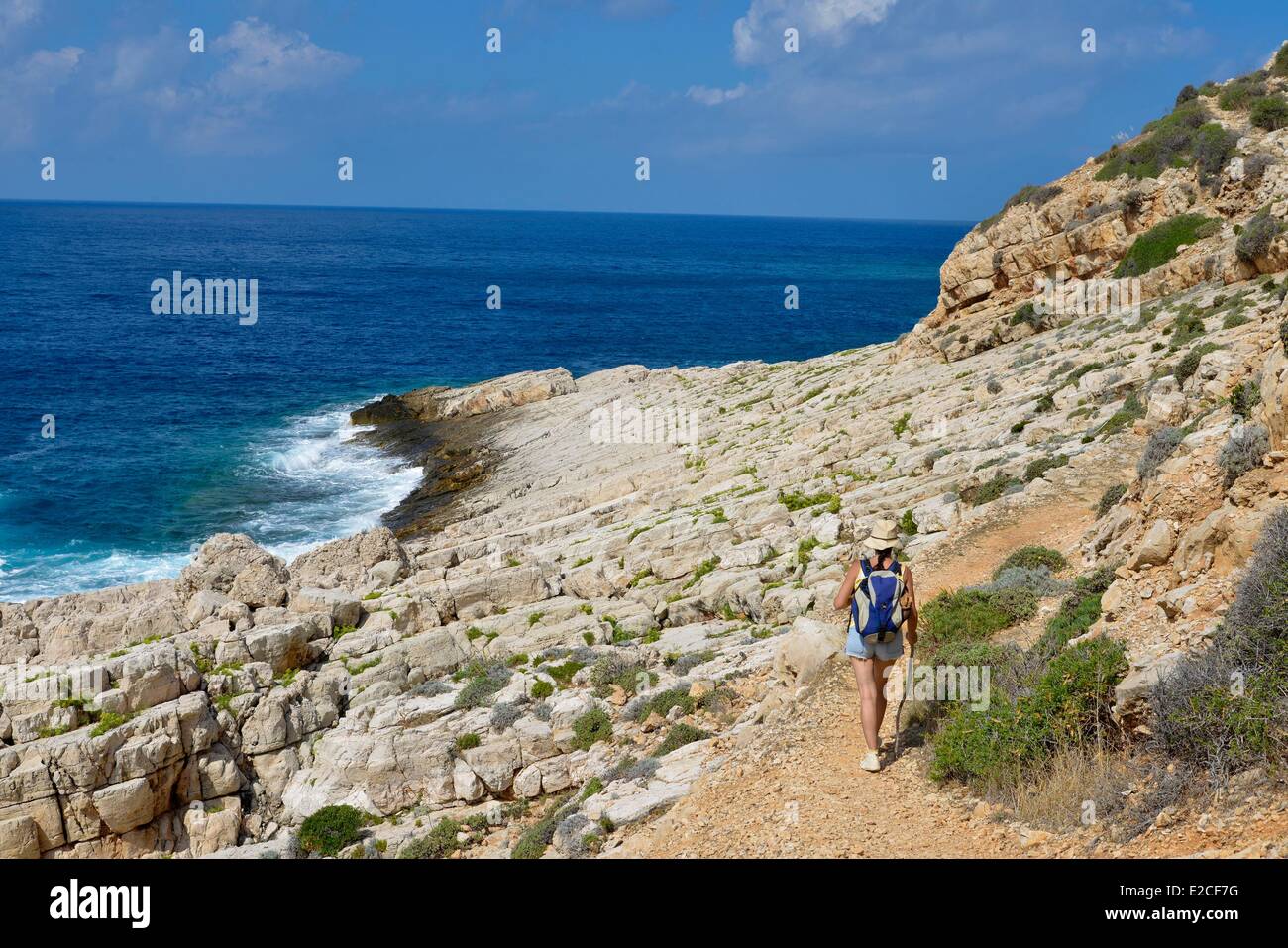 L'Italia, sicilia, isole Egadi, isola di Levanzo, shoal Faraglione, escursionista affacciato sul mare verso le grotte Genovese Foto Stock