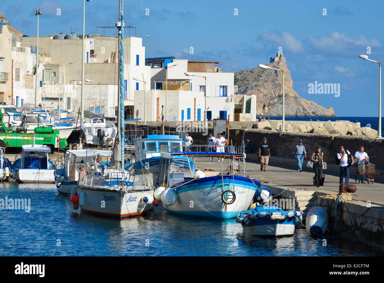 L'Italia, sicilia, isole Egadi, isola di Marettimo, porto di pescatori con la tipica architettura mediterranea case imbiancate a calce square in background Foto Stock