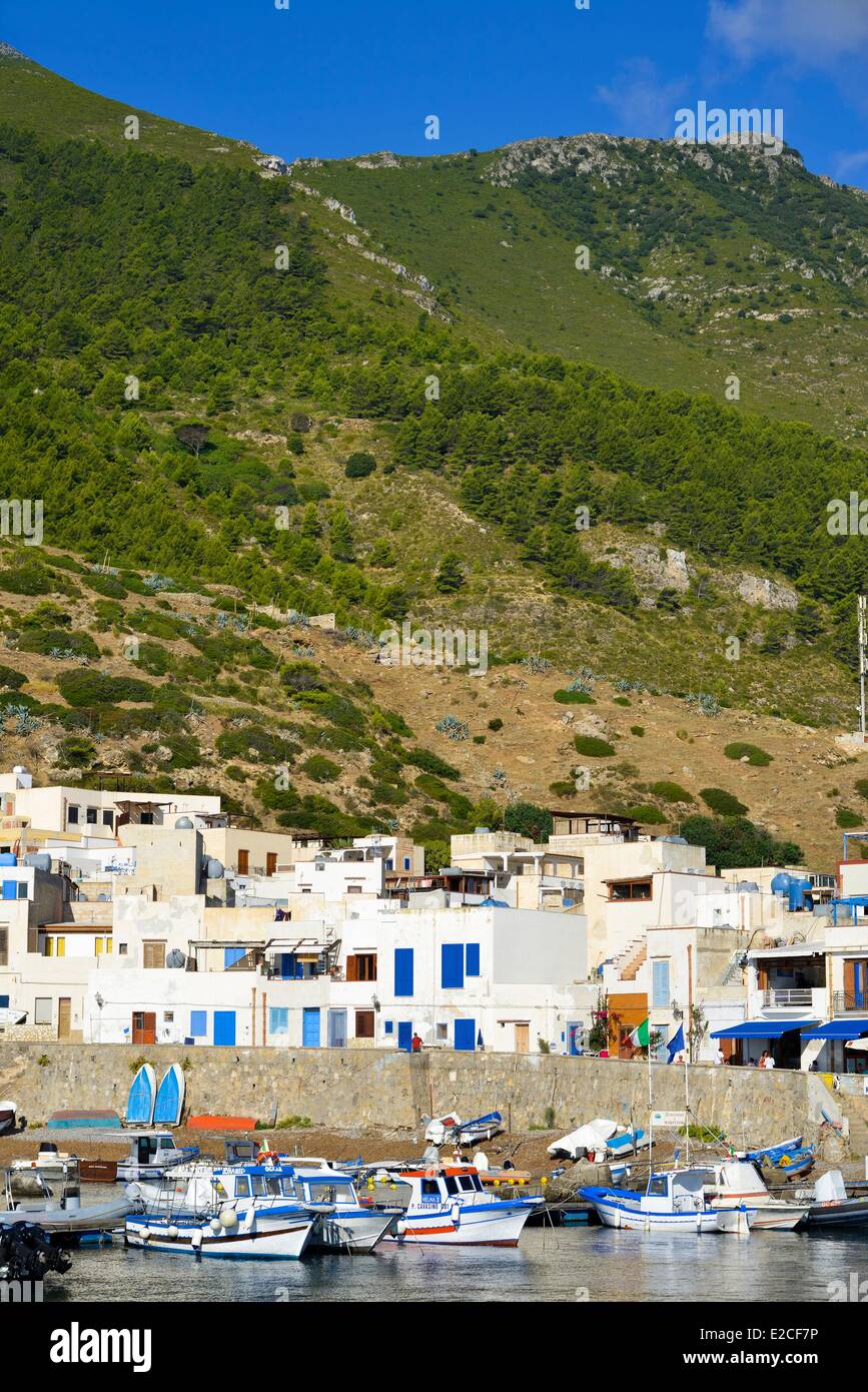 L'Italia, sicilia, isole Egadi, isola di Marettimo, porto di pescatori ai piedi di una montagna con le tipiche case mediterranee architettura dipinta di bianco quadrato Foto Stock