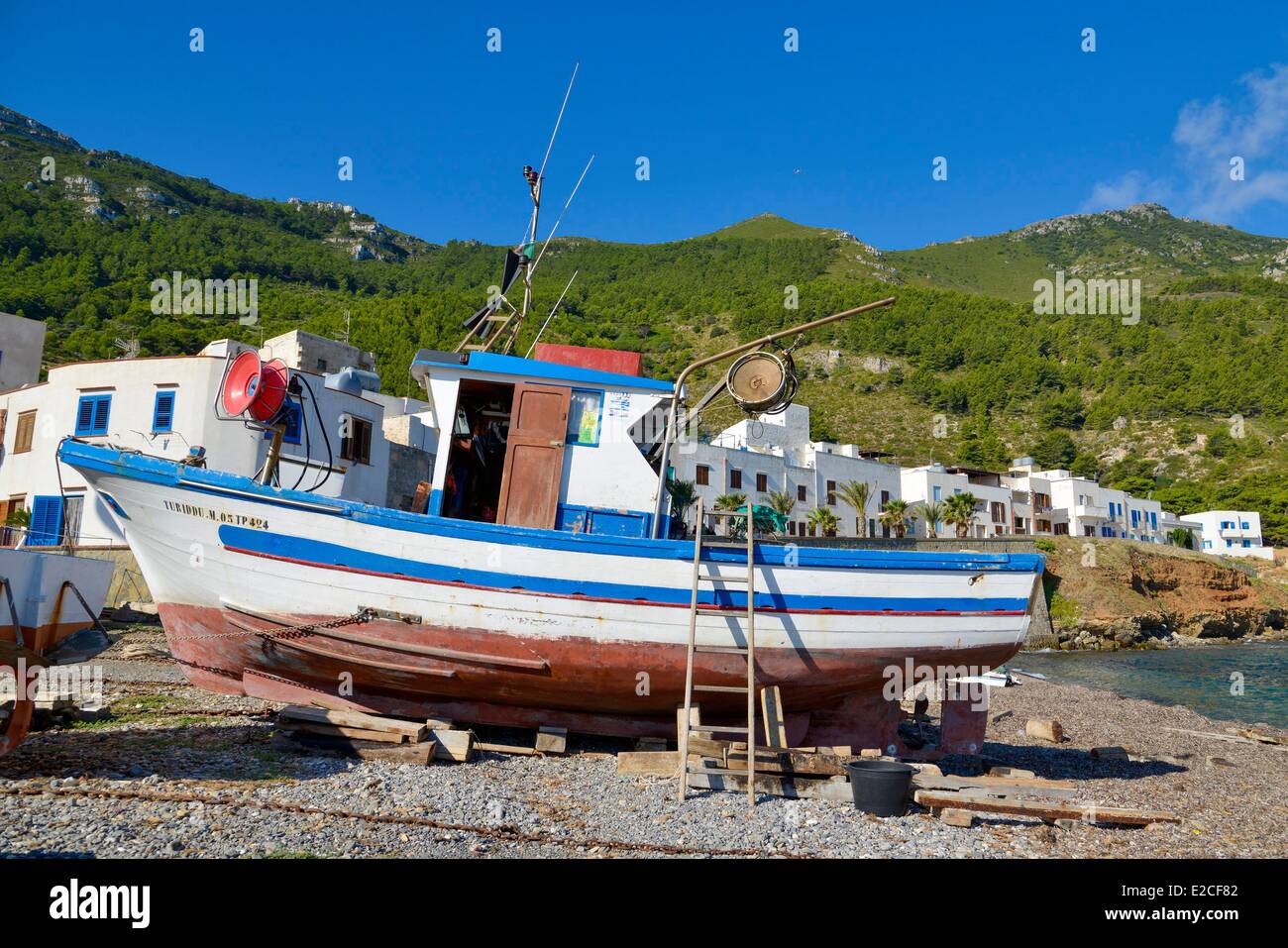 L'Italia, sicilia, isole Egadi, isola di Marettimo, legname a strascico convogliatore su una spiaggia Foto Stock