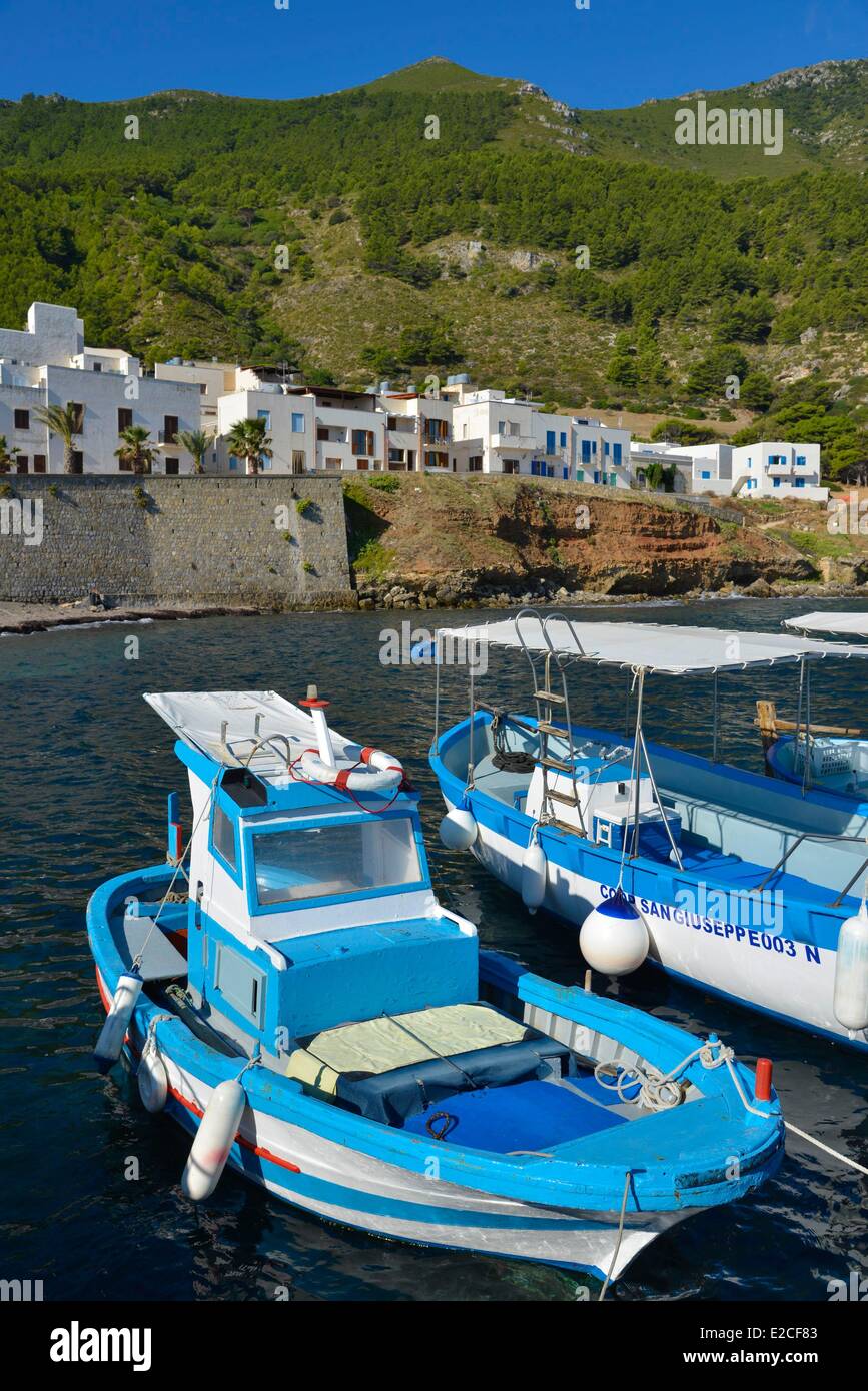 L'Italia, sicilia, isole Egadi, isola di Marettimo, barca da pesca con un villaggio in legno con case bianche in background Foto Stock