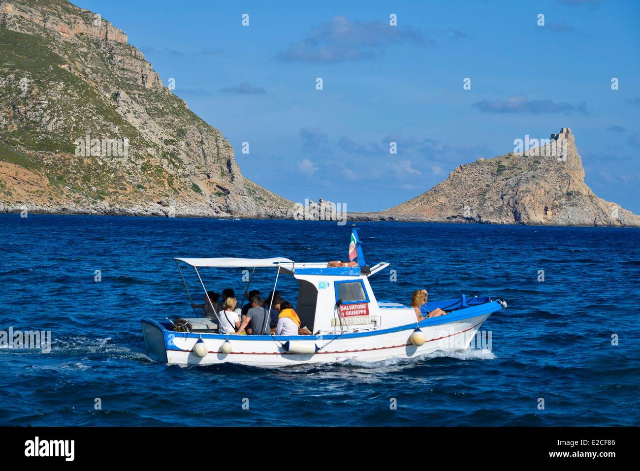 L'Italia, sicilia, isole Egadi, isola di Marettimo, escursioni barca in mare con Pointe Troia e il suo castello in background Foto Stock