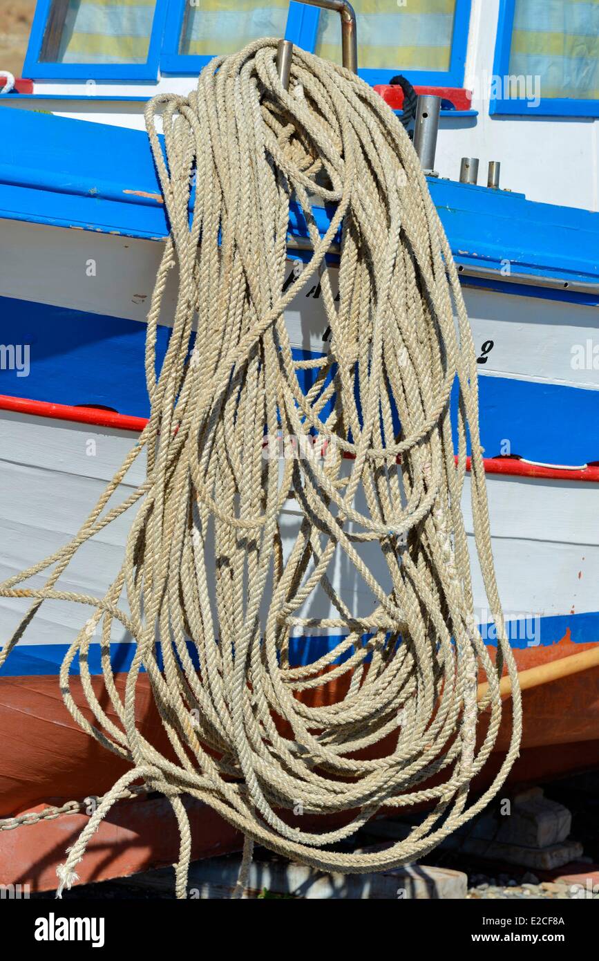 L'Italia, sicilia, isole Egadi, isola di Marettimo, corda avvolto a spirale su di un peschereccio per traino Foto Stock