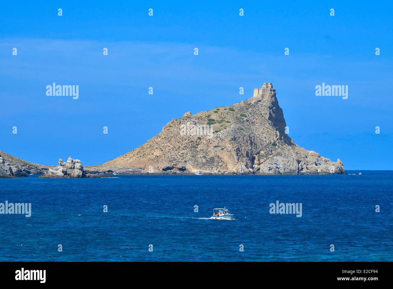 L'Italia, sicilia, isole Egadi, isola di Marettimo, Pointe Troia, barca da pesca in mare al largo di Troia castello affacciato Cala Manione Foto Stock