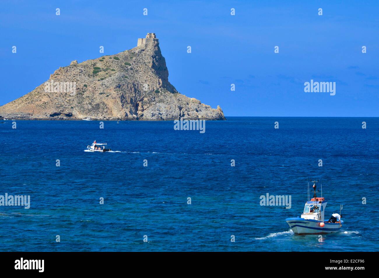 L'Italia, sicilia, isole Egadi, isola di Marettimo, Pointe Troia, barca da pesca in mare al largo di Troia castello affacciato Cala Manione Foto Stock