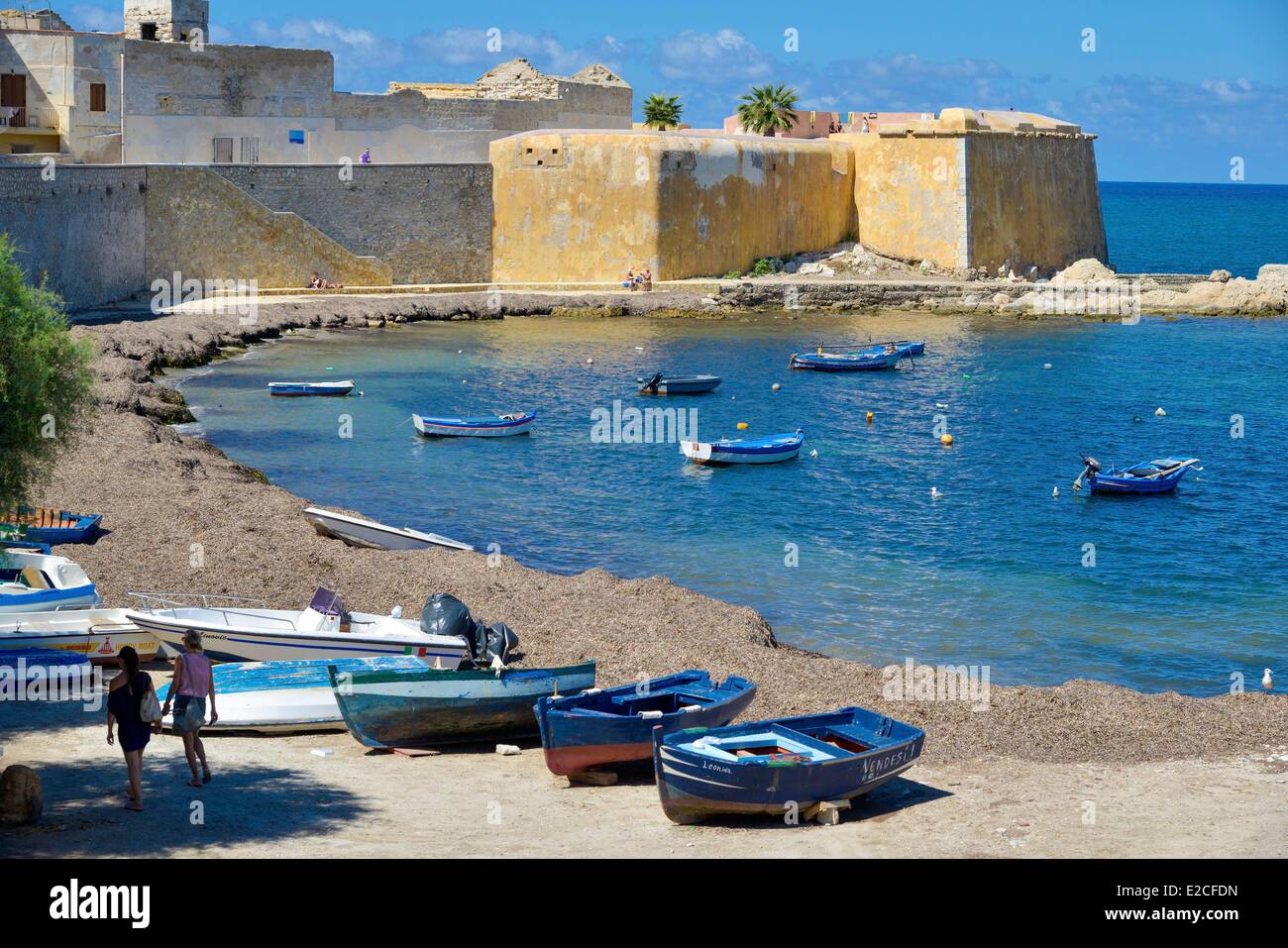 L'Italia, Sicilia, Trapani, centro storico, fortezza Conca del xv secolo  vista dalla porta Ossuna, piccolo porto di pesca con barche sulla spiaggia  in primo piano Foto stock - Alamy