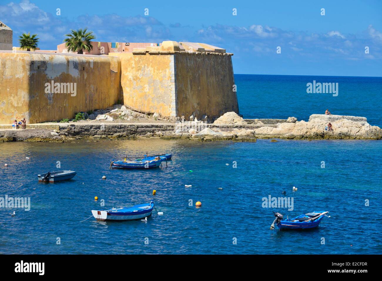 L'Italia, Sicilia, Trapani, centro storico, fortezza Conca del xv secolo  vista dalla porta Ossuna, barche in acqua con fortificazioni di sfondo Foto  stock - Alamy