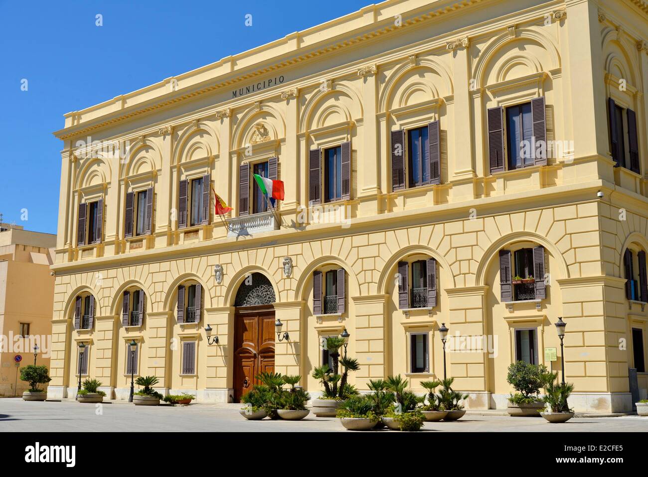 L'Italia, Sicilia, Trapani, centro storico, Ali palazzo del XVIII secolo, costruzione in pietra con una centrale della porta anteriore e in legno Foto Stock