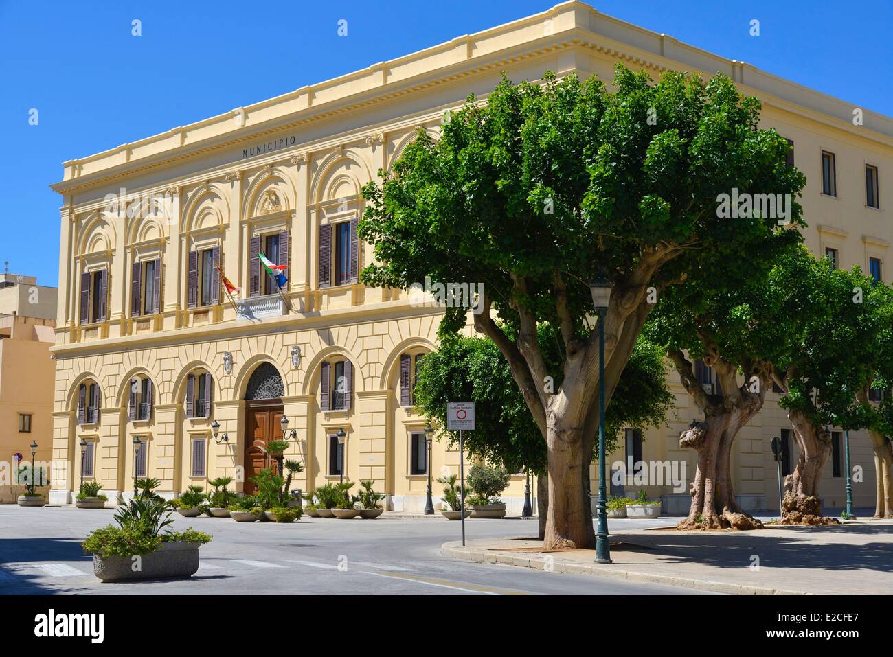 L'Italia, Sicilia, Trapani, centro storico, Ali palazzo del XVIII secolo, costruzione in pietra con una centrale della porta anteriore e in legno Foto Stock