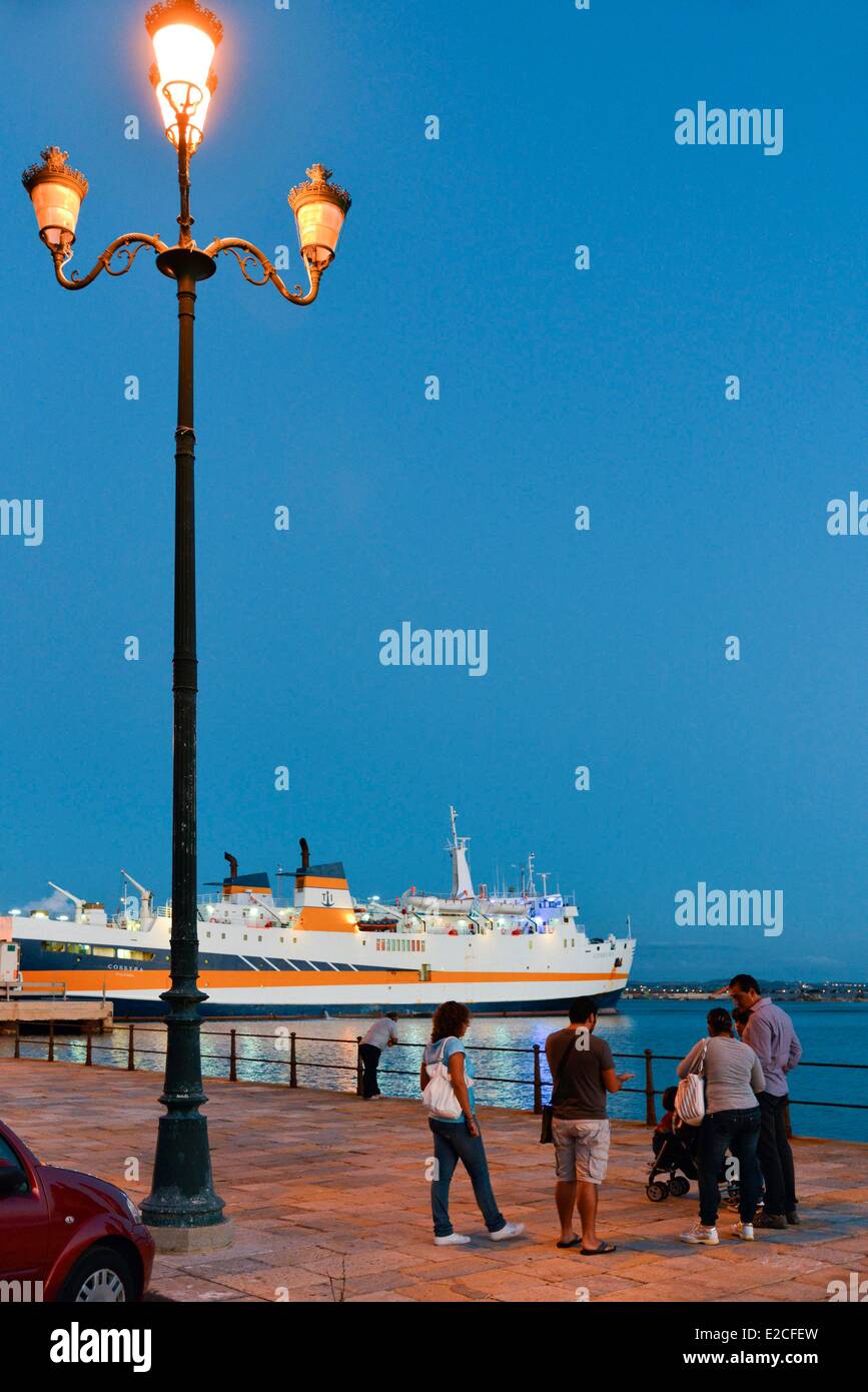 L'Italia, Sicilia, Trapani, centro storico, Viale Regina Elena, delle  passeggiate sul lungomare del porto al crepuscolo Foto stock - Alamy