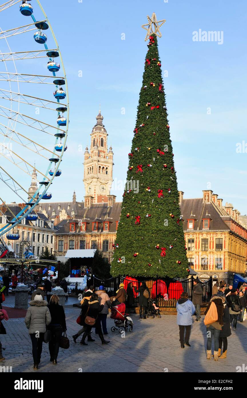 Francia, Nord, Lille, Place du General de Gaulle o Grand Place, la grande ruota gigante e albero di Natale installato per il Natale e il nuovo anno in parte la mascheratura del campanile della Camera di Commercio e Industria e la vecchia Borsa Foto Stock