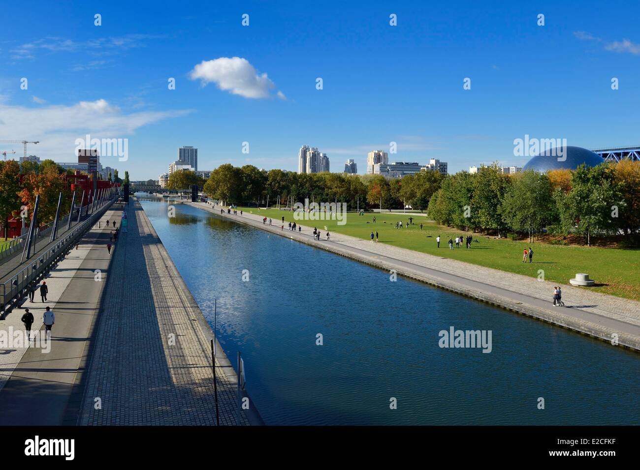 Francia, Parigi, il Canal de l'Ourcq nel Parc de la Villette e il Geode sulla destra Foto Stock