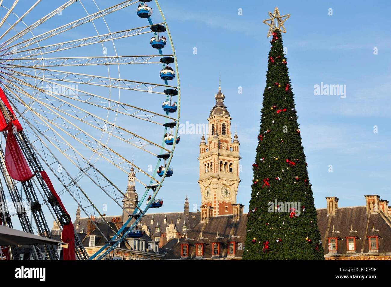 Francia, Nord, Lille, Place du General de Gaulle o Grand Place, la grande ruota gigante e albero di Natale installato per il Natale e il nuovo anno in parte la mascheratura del campanile della Camera di Commercio e Industria e la vecchia Borsa Foto Stock
