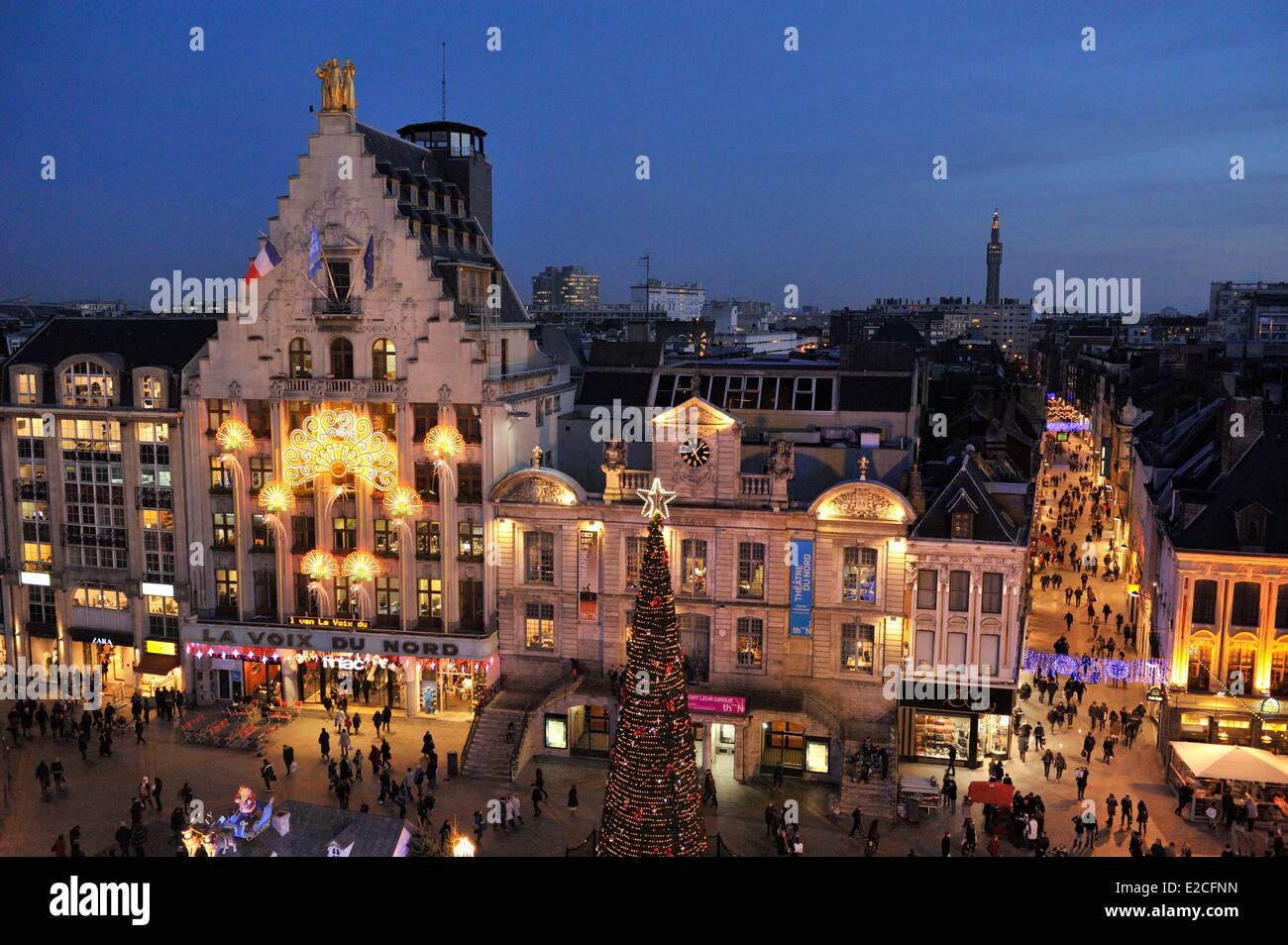 Francia, Nord, Lille, Place du General de Gaulle o Grand Place, facciata dell'ufficio del giornale locale La Voix du Nord visto di notte dalla ruota grande impostato per il Natale Foto Stock