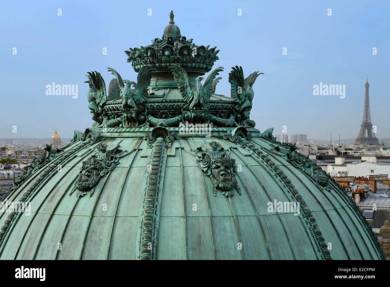 Francia, Parigi, Opera Garnier, rotunda cupola della stagione i possessori dei biglietti e la Torre Eiffel Foto Stock