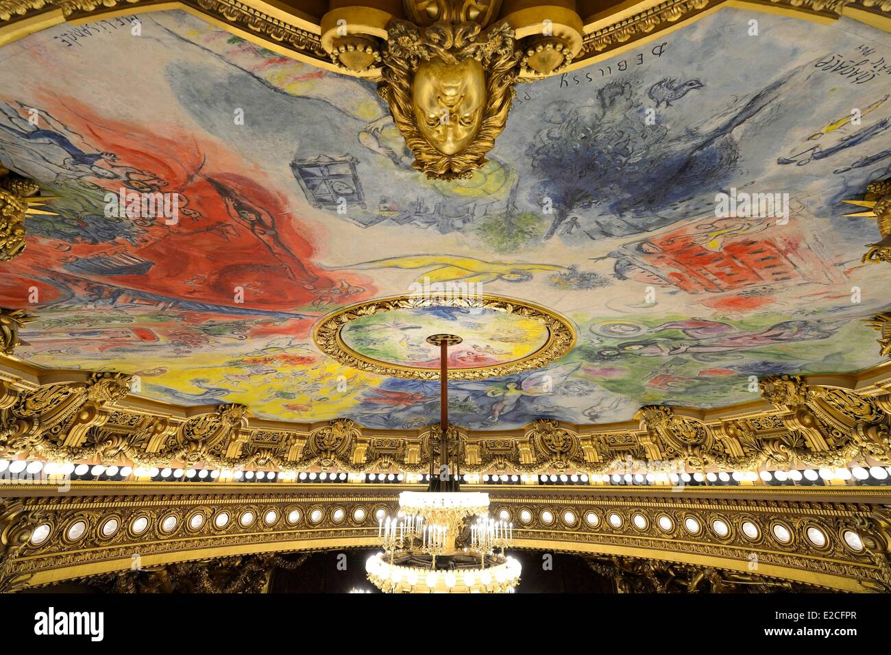 Francia, Parigi, Opera Garnier, la cupola a soffitto decorato da Marc Chagall in auditorium Foto Stock
