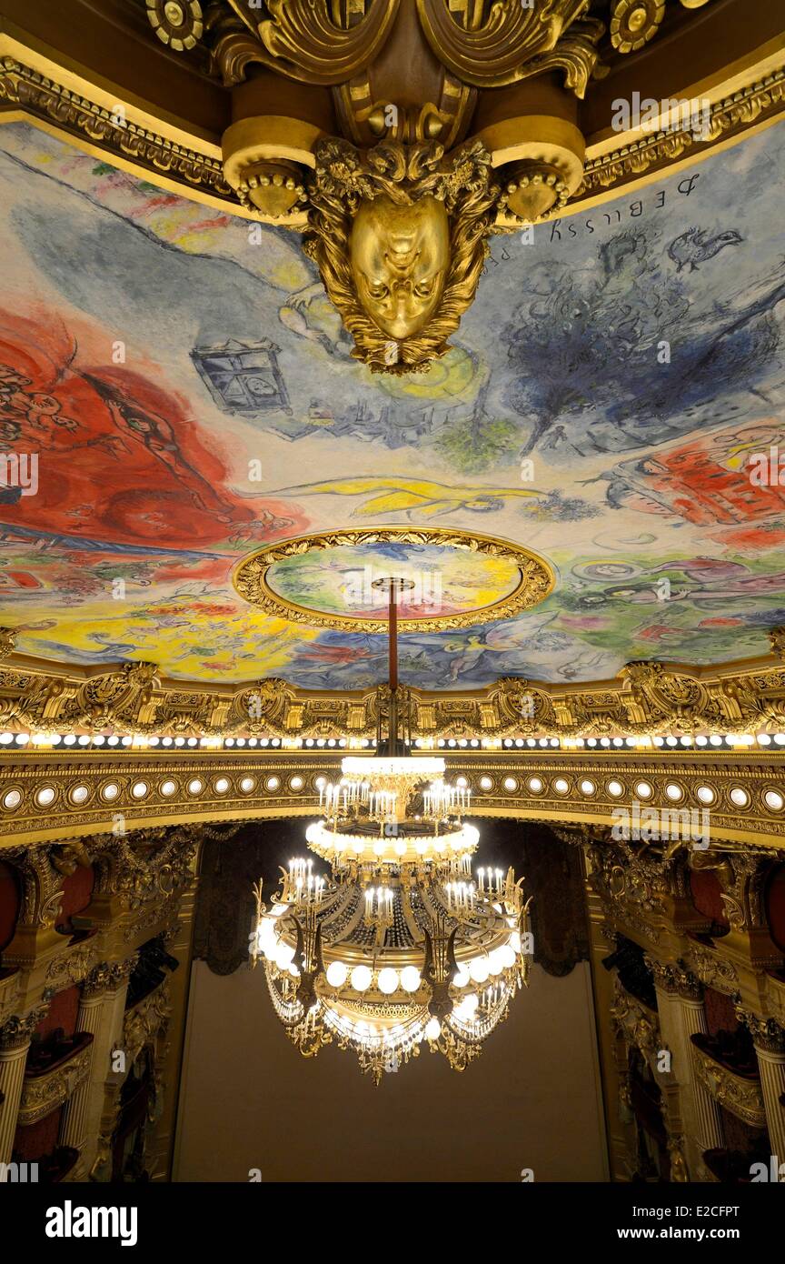 Francia, Parigi, Opera Garnier, la cupola a soffitto decorato da Marc Chagall in auditorium e la 7 a 8 ton di bronzo e un lampadario di cristallo progettato da Garnier Foto Stock