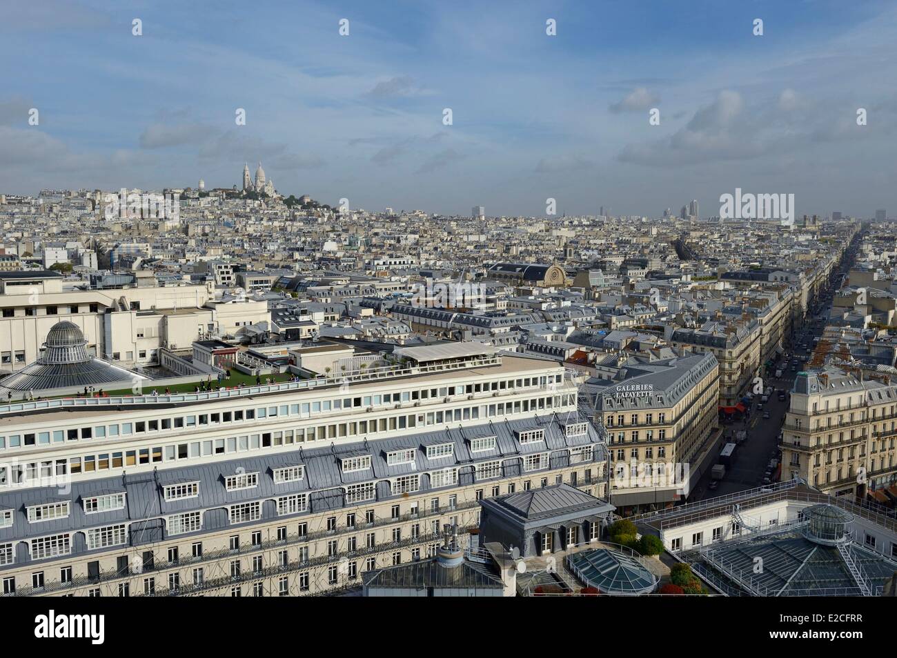 Francia, Parigi, boulevard Haussmann, grandi magazzini Galeries Lafayette e la Basilique du Sacre Coeur (la Basilica del Sacro Cuore) su Foto Stock