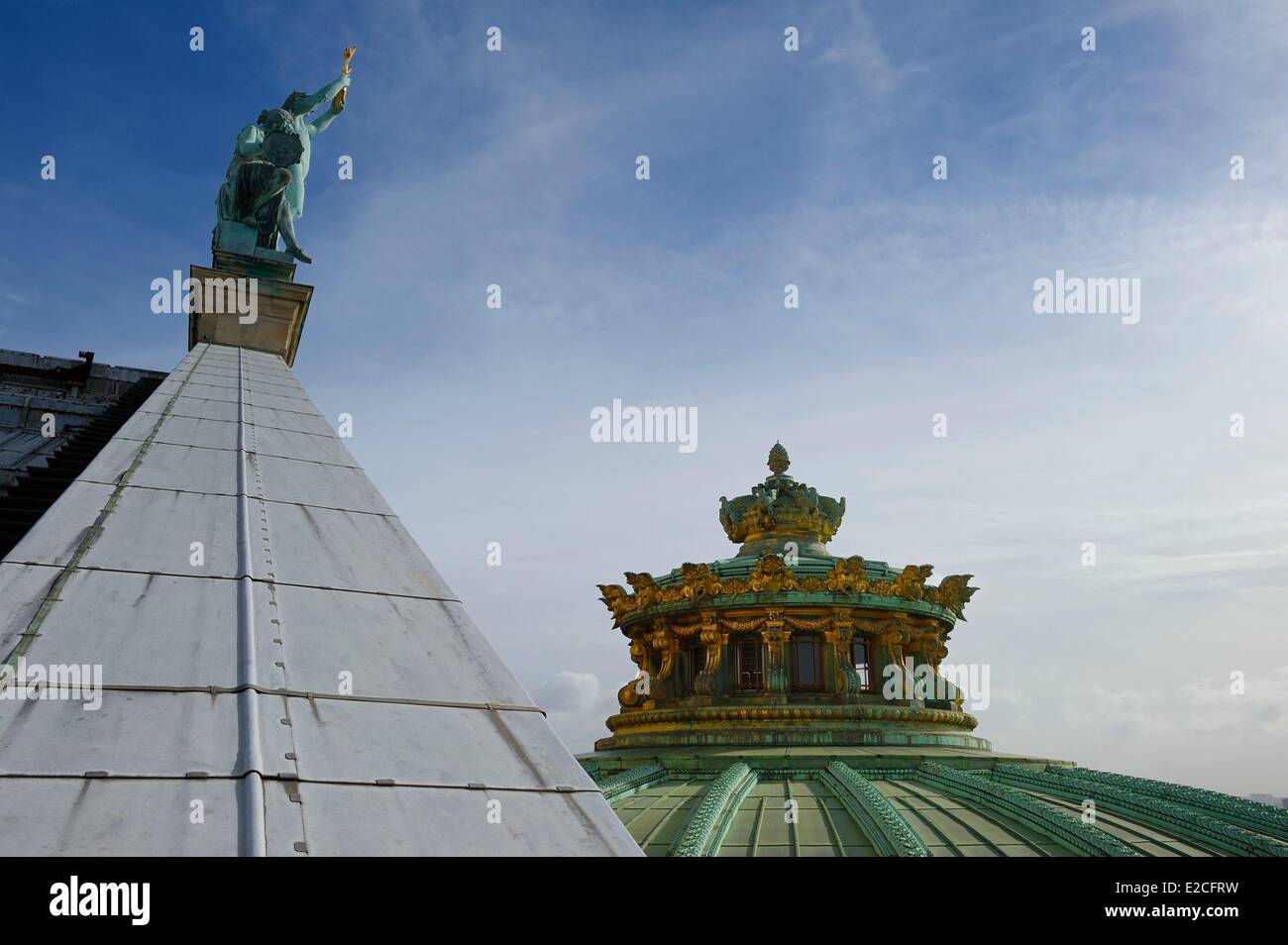 Francia, Parigi, Opera Garnier, Apollo, la poesia e la musica della scultura del tetto di Aime miglio (circa 1860-1869) e la parte superiore dei principali Foto Stock