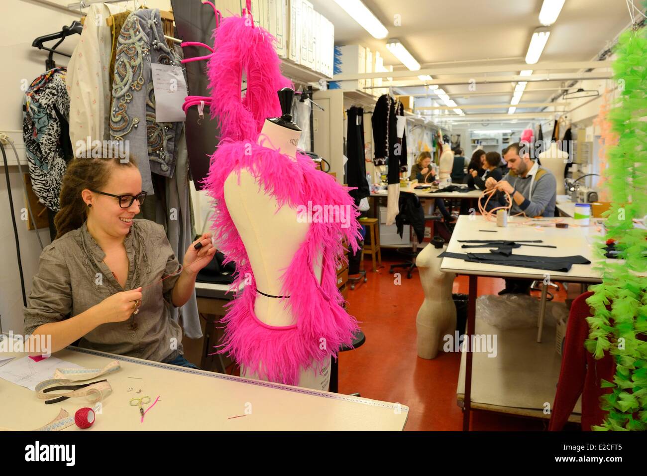Francia, Parigi, Opera Garnier, il costume di workshop, il sarto workshop, realizzazione di un costume teatrale Foto Stock
