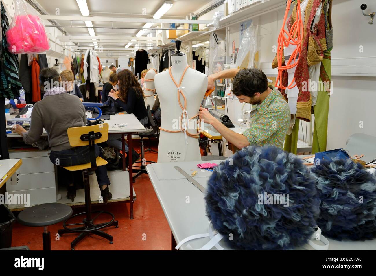 Francia, Parigi, Opera Garnier, il costume di workshop, il sarto workshop, realizzazione di un costume teatrale Foto Stock
