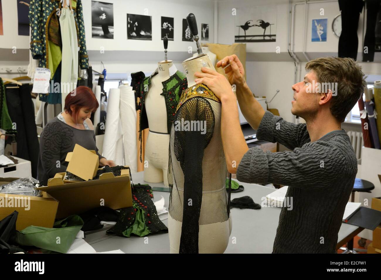 Francia, Parigi, Opera Garnier, il costume di workshop, il sarto workshop, realizzazione di un costume teatrale Foto Stock