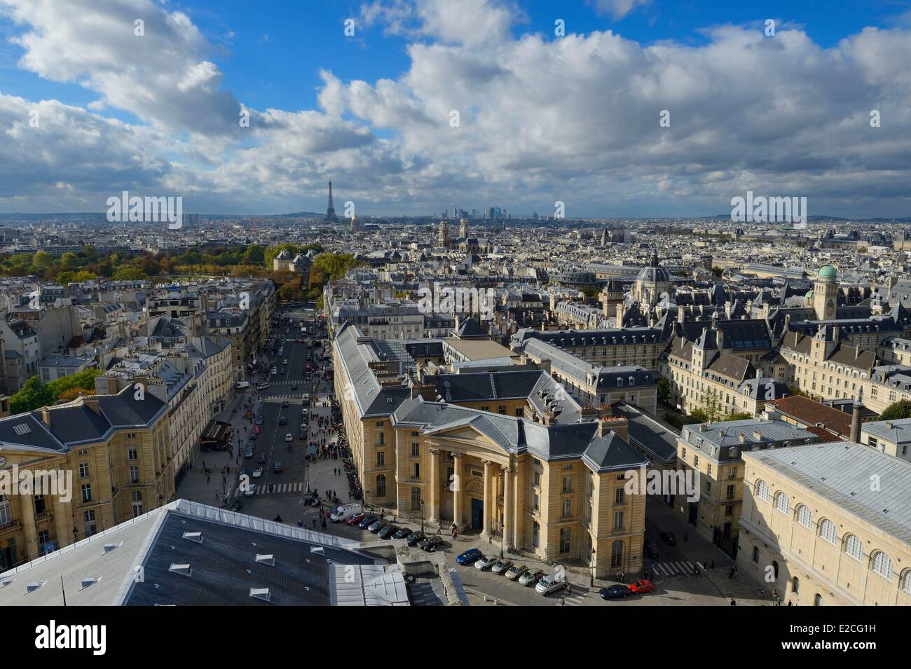 Francia, Parigi, il Quartiere Latino, Soufflot street, Municipio di quinto arrondissement sulla sinistra e ingresso alla Facoltà di Legge sulla destra Foto Stock