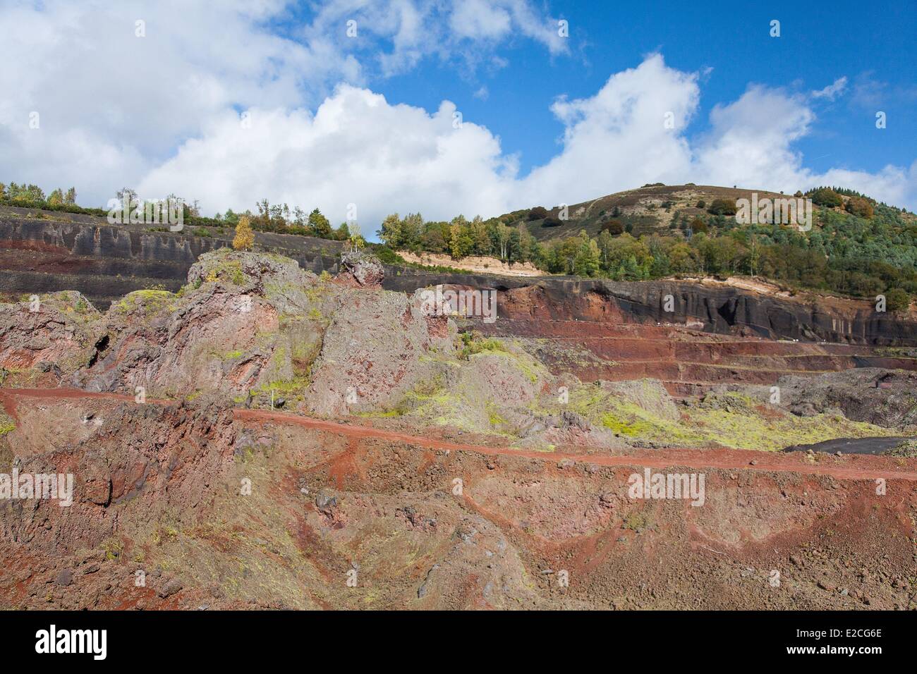 Francia, Puy de Dome, Parc Naturel Regional des Volcans d'Auvergne (vulcani di Auvergne parco naturale regionale), Chaine des Puys, Saint Ours Les Roches, Leptegy vulcano, sito educativo aperto al pubblico per avvicinarsi alla storia della catena Puys Foto Stock