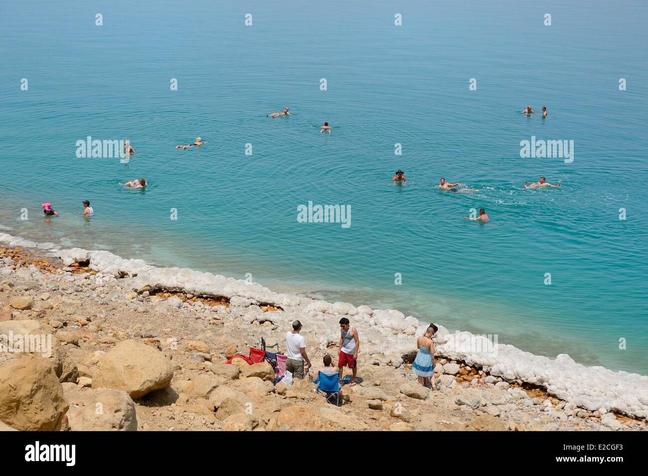 Israele, il distretto meridionale, nuotatori a Ein Gedi spiaggia sul Mar Morto, concrezioni di soluzione salina Foto Stock