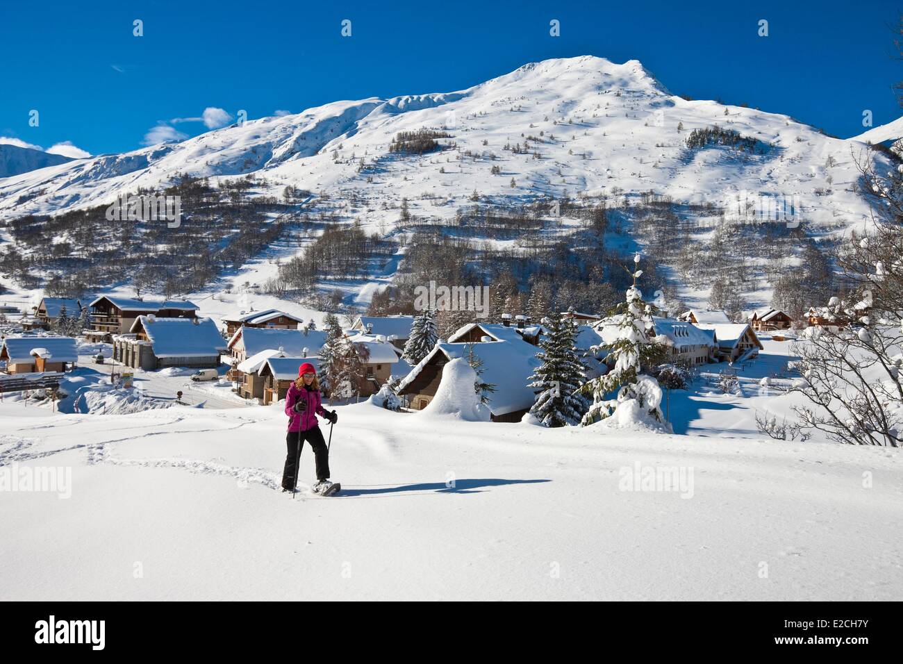 Francia, Savoie Maurienne, Valloire, degli escursionisti con racchette da neve Foto Stock