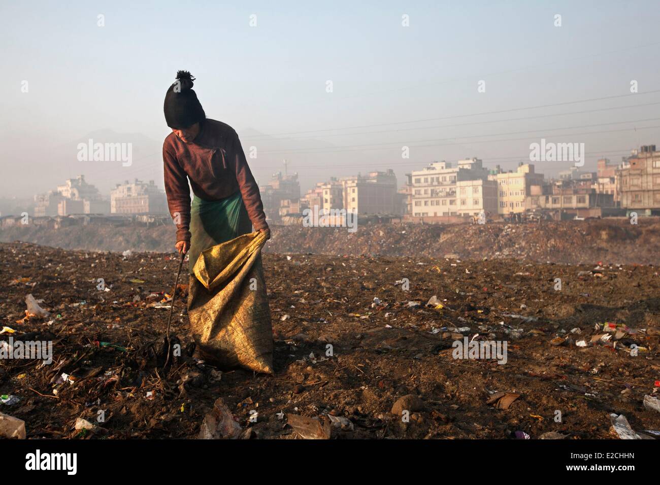 Il Nepal, Valle di Kathmandu, classificato come patrimonio mondiale dall' UNESCO, Kathmandu, donna raccoglie rifiuti in discarica della città Foto Stock