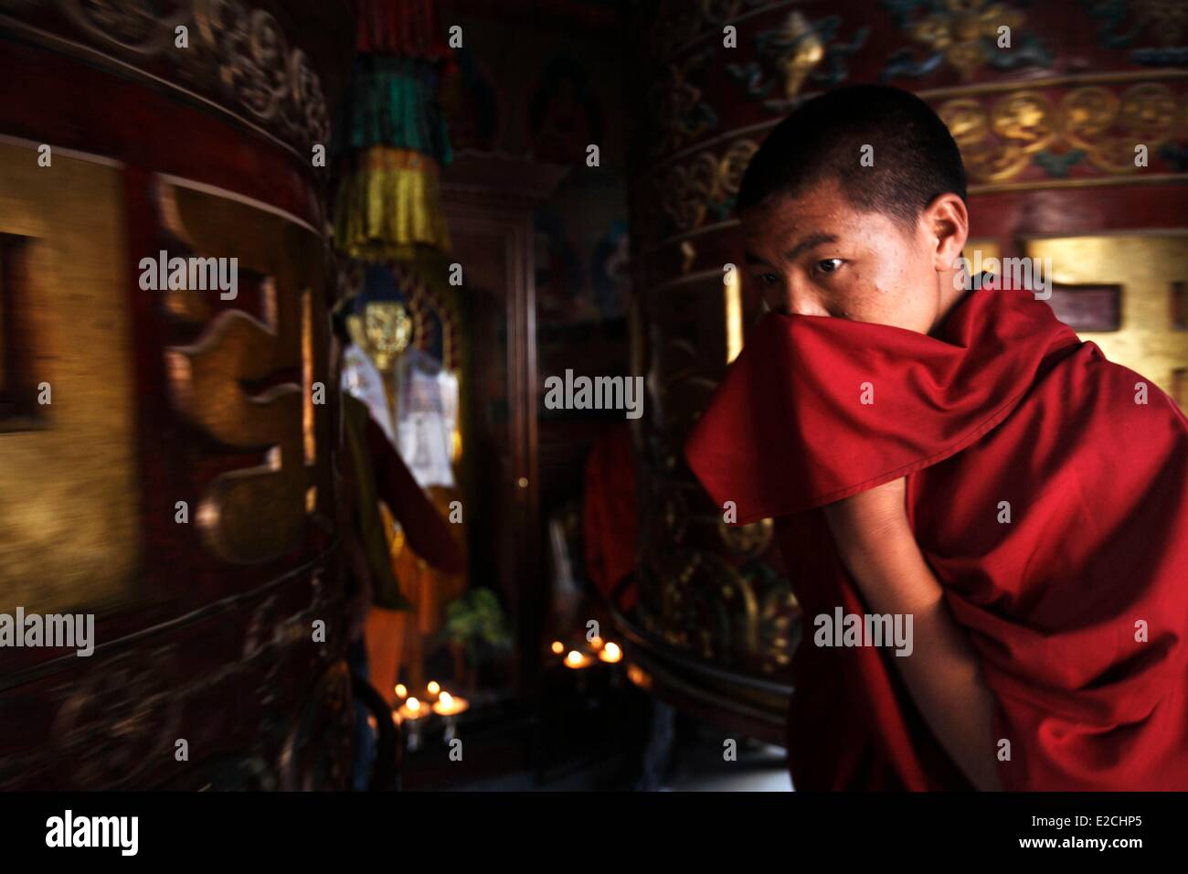 Il Nepal, Valle di Kathmandu, classificato come patrimonio mondiale dall' UNESCO, Kathmandu, giovane monaco a Bodhnath stupa Foto Stock